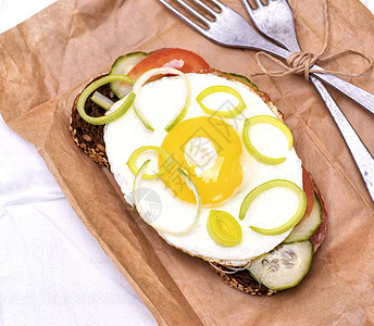 三明治加煎蛋和蔬菜图片