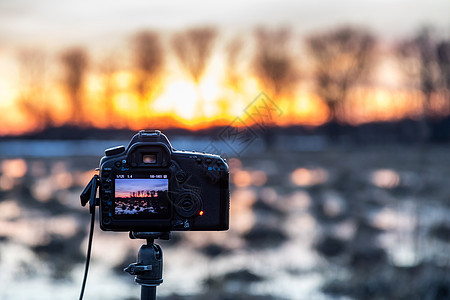 摄影机拍了一张风景照片摄影师场地天空单反日落绿色摄影环境电影天气图片