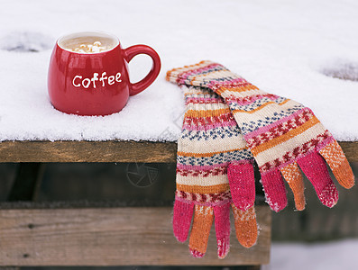 多色针织手套和含咖啡的红杯图片
