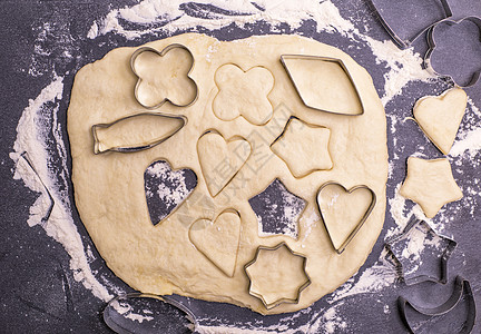 蛋糕饼干从面团形状中切出面包雕刻桌子食谱厨房星星美食木板食物滚动图片
