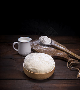 面板上木碗中的圆面牛奶烹饪厨房木头酵母美食白色食谱乡村木板图片