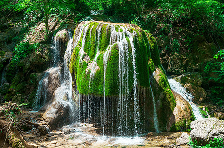 克里米亚乌克兰的银流石头绿色季节旅行溪流环境岩石瀑布森林图片