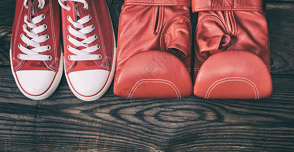 一双红色运动鞋和红色皮革拳击手套图片