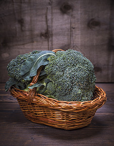棕色篮子里的鲜花椰菜食物蔬菜饮食桌子营养木头美食植物节食乡村图片