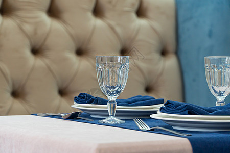 餐桌上的餐桌服务派对沙发食物桌布刀具餐厅玻璃奢华餐巾图片