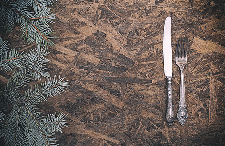 古老的铁叉和刀云杉装饰礼仪刀具绿色用餐桌子古董空间银器图片
