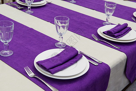 餐桌上的餐桌装饰刀具桌布银器派对团体餐厅房间奢华风格图片