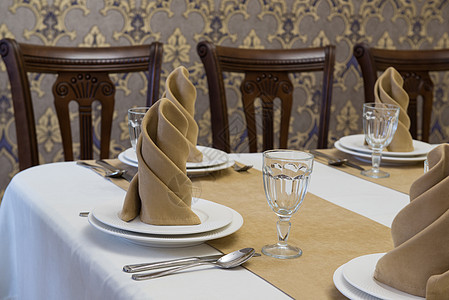 餐桌上的餐桌午餐桌布脚杯餐巾用具食物服务酒杯庆典勺子图片