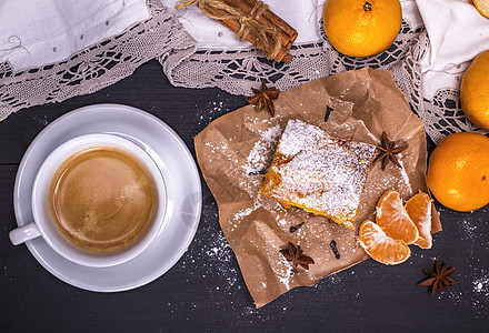 咖啡在白圆杯和橘子馅饼中背景图片