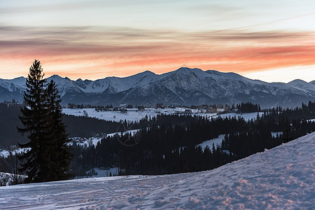 黄昏时塔特拉高山冬季风景岩石蓝色日落山脉季节滑雪爬坡薄雾高度高山图片