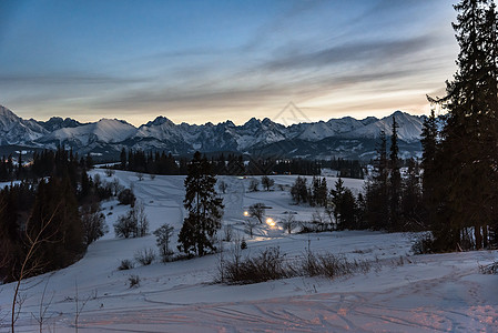 黄昏时塔特拉高山冬季风景高度旅行滑雪日落蓝色森林天空场景阳光橙子图片