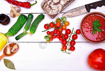 Gazpacho 西班牙语感凉汤香料美食空间胡椒沙拉面包黄瓜蔬菜食物饮食图片