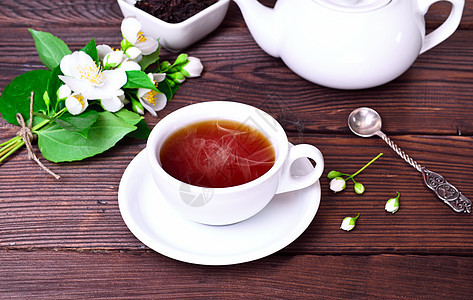 热黑茶 在白杯子里桌子勺子茶壶棕色木板饮料黑色蒸汽早餐食物图片