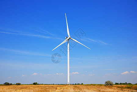 风车在对着蓝天的田野中农场全球资源技术白色天空黄色螺旋桨活力日落图片