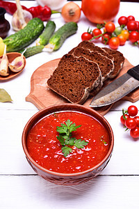 棕色盘子里的苏普加萨蔬菜勺子午餐黄瓜美食桌子奶油饮食营养厨房图片