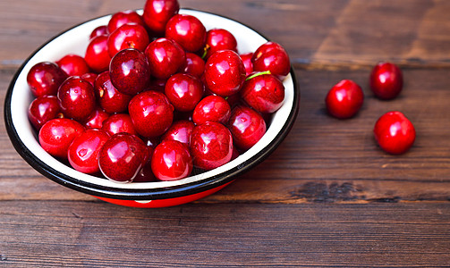 红樱桃在铁碗里果汁食物乡村水果花园团体木头桌子浆果甜点图片