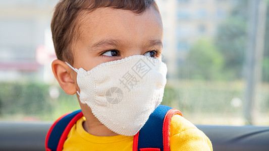 戴面罩的小男孩流感童年男生混血棉布疾病卫生感染口罩白色图片