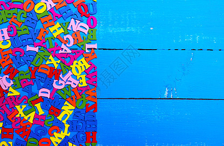 英文字母的多彩字母数 多色字体黄色英语蓝色木板绿色空间卡片红色背景图片