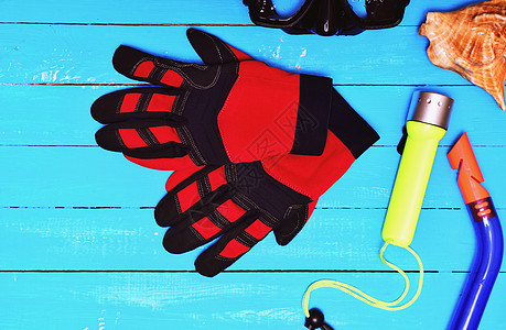 与其他运动设备一起潜水的红色手套;图片