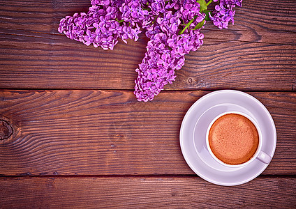 咖啡杯加一枝紫色的乳酪图片