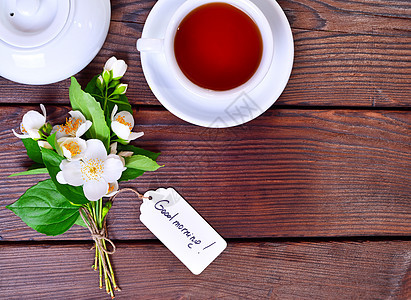 茶杯和一束白鲜茉莉花的花束图片