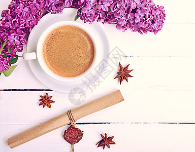 白木本底的咖啡杯木板木头白色床单早餐餐厅桌子咖啡紫色密封图片