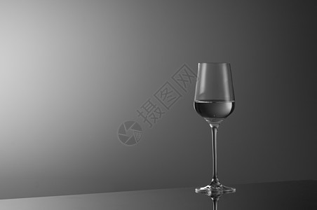 灯光背景的葡萄酒杯高脚杯水晶反射器皿餐厅餐具灰色酒杯酒精液体图片