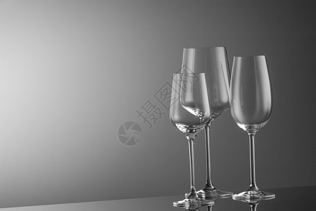 灯光背景的葡萄酒杯杯子餐厅空白白色反射酒杯水晶餐具高脚杯玻璃图片