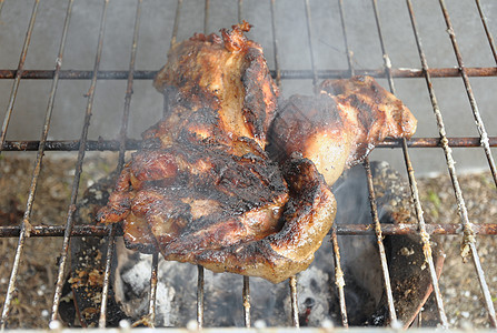 猪肉烤在烧炭炉上 烤到煮熟背景图片