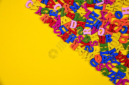 英文 alphabe 的多彩多姿的木制字母背景图片