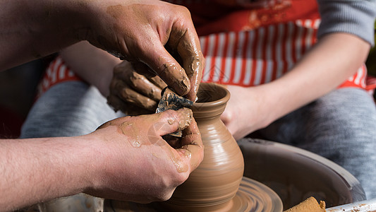 儿童陶艺工作室艺术家女孩花瓶男人创造力作坊制品陶瓷制造业手工图片