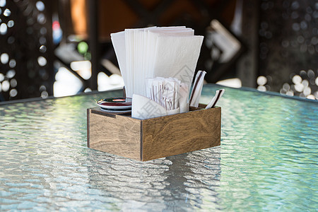 桌上的纸巾纸餐巾街道食物盒子玻璃配件用餐盐瓶餐巾架环境图片