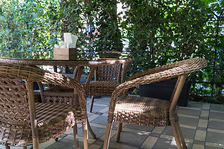 夏季户外咖啡馆场景木头座位建筑学餐厅桌子柳条家具咖啡露台图片