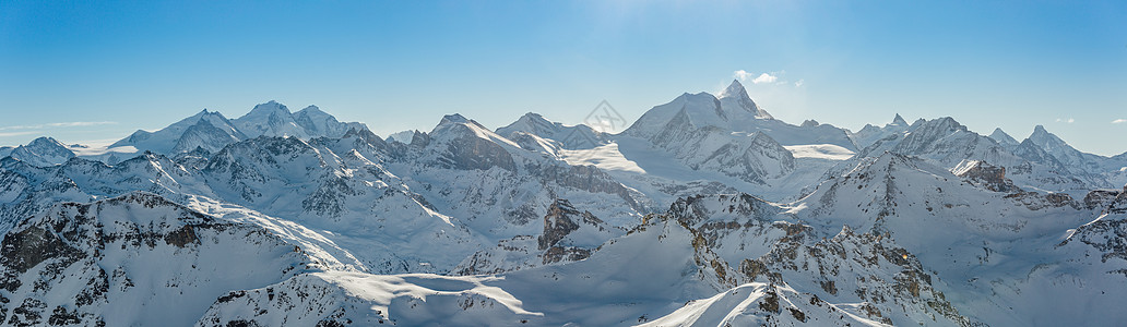 威松山和周围山丘的全景 在高山中图片