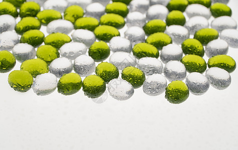 圆形塑料鹅卵石绿色石头白色碎石岩石团体模仿玻璃材料背景图片