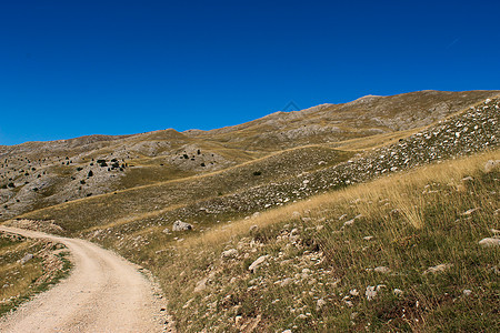 Bjelasnica山上的山区道路 秋天风景一片岩石 波斯尼亚和黑塞哥维那Bjelasnica山图片