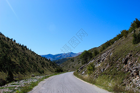 通往山区的道路 在背景中的山脉 通往波斯尼亚和黑塞哥维那山的道路图片