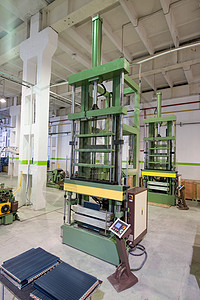 生产家用空调机的厂房和冷气调节器散热器绿色控制板作坊制造业控制机器工业空气工具图片