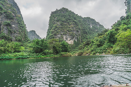 越南宁滨地区风景山脉湖 越南新平地区图片