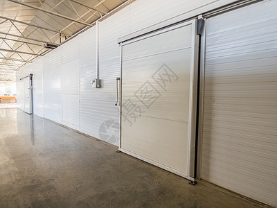 工厂的仓库冷柜冷藏贮存冷却库存房间白色生产安全金属植物图片