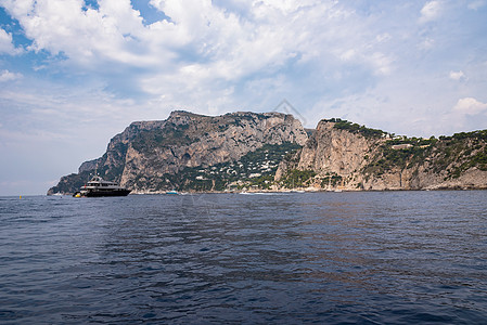 卡普里岛的豪华游艇假期晴天沿海悬崖旅游蓝色奢华海岸线短笛海岸图片