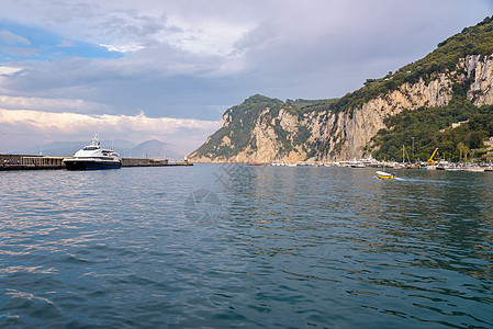 卡普里岛港口入口旅游码头建筑物岩石天空汽艇海滩游客爬坡旅行图片