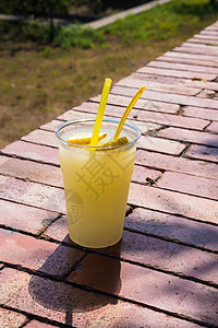 意大利柠檬粮吸管冷却塑料意大利语果味甜点食物杯子味道黄色图片
