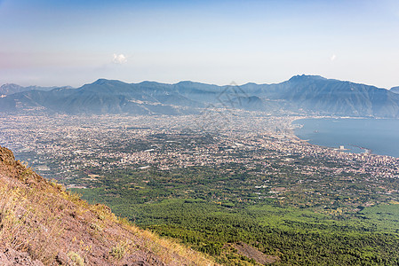 对那不勒斯湾的福吉观地标爬坡火山植物全景假期天空阴霾城市骨灰图片