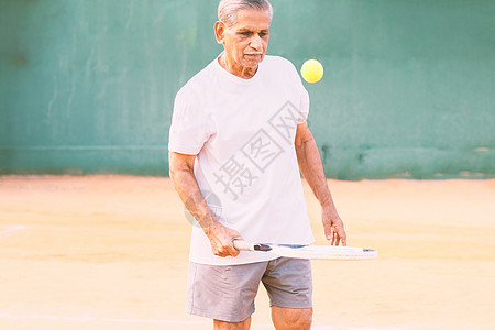 打网球的老人-健康和健康老年人的概念-高级网球运动员图片