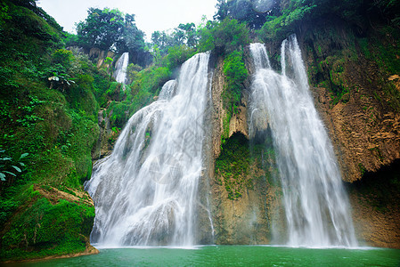 泰国美丽的瀑瀑布荒野水源热带法律风景野生动物诉讼避难所旅行岩石图片