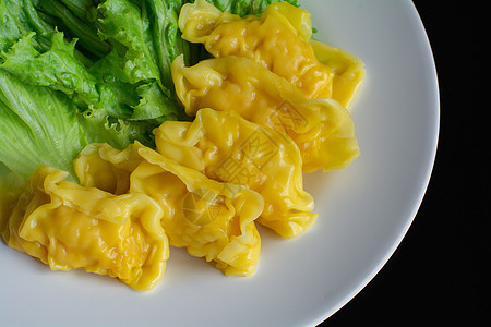 牛肉猪肉和白盘虾 加绿色生菜菜单海鲜小吃美食文化餐厅白色饺子食物午餐图片