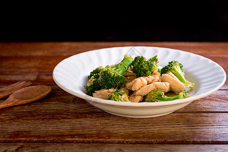 在木制桌上的白板上的鸡肉和烤椰菜家禽午餐蔬菜桌子美食食物绿色餐厅盘子饮食图片