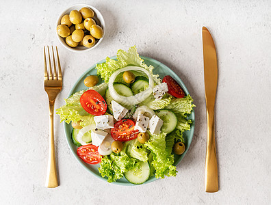 希腊沙拉 配有feta奶酪 新鲜蔬菜和橄榄的Feta奶酪盘子黄瓜叶子草药洋葱午餐健康乳酪美食小吃图片