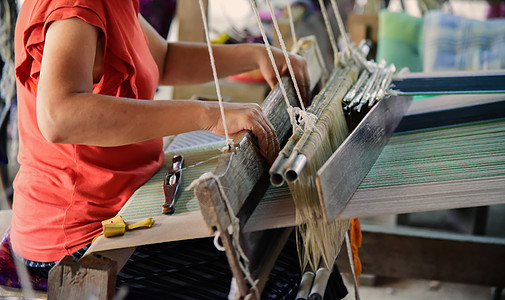 织工的手是用手织机织的细绳工艺手工业爱好工具工匠针织织造工作丝绸图片